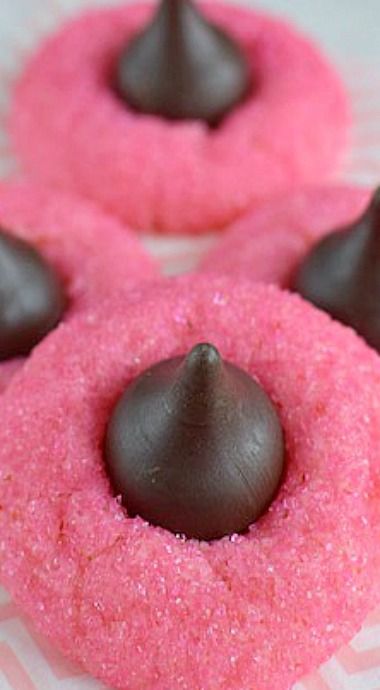 Strawberry Truffle Kiss Cookies ~ Pink, sparkly and taste amazing! Strawberry Truffle, Cookies Valentines, Dessert Light, Valentines Baking, Pink Desserts, Kiss Cookies, Cookies Easy, Strawberry Cookies, Valentine Desserts