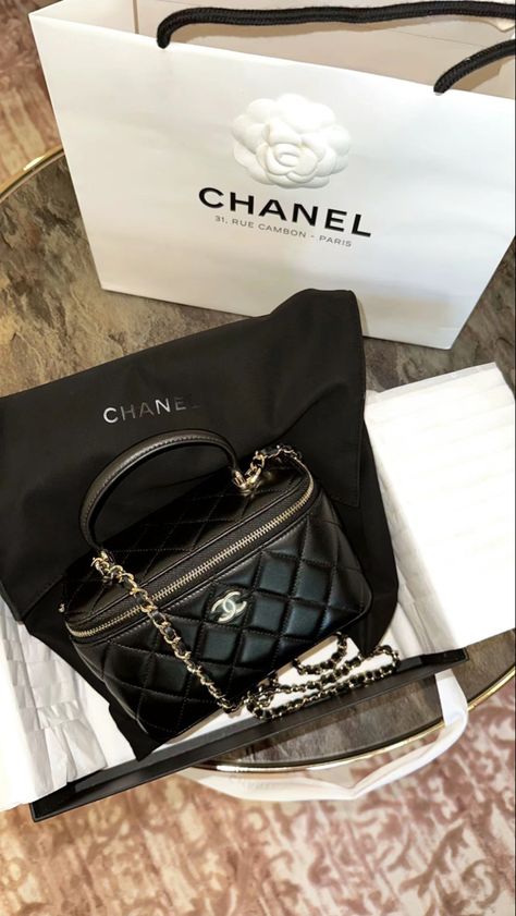 Chanel Bags Aesthetic, Chanel Vanity Bag, Chanel Vanity, Rich Girl Aesthetic, Handbag Essentials, Bag Obsession, Vanity Bag, Luxe Life, Luxury Purses