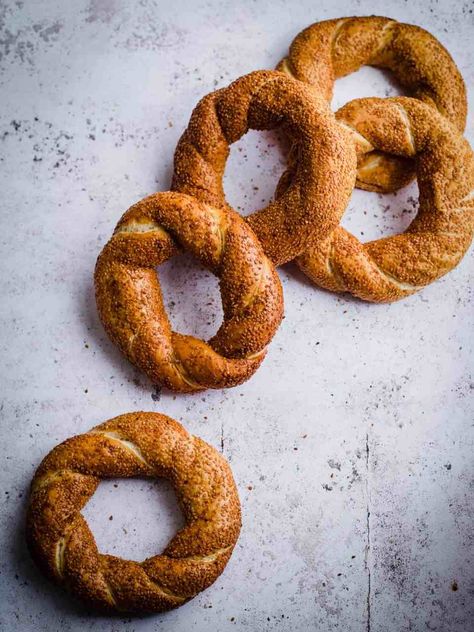 Turkish Simit, Simit Recipe, Sesame Bagel, Bagel Bread, Knead Bread Recipe, Street Foods, Fast Food Chains, Food Places, Evening Meals