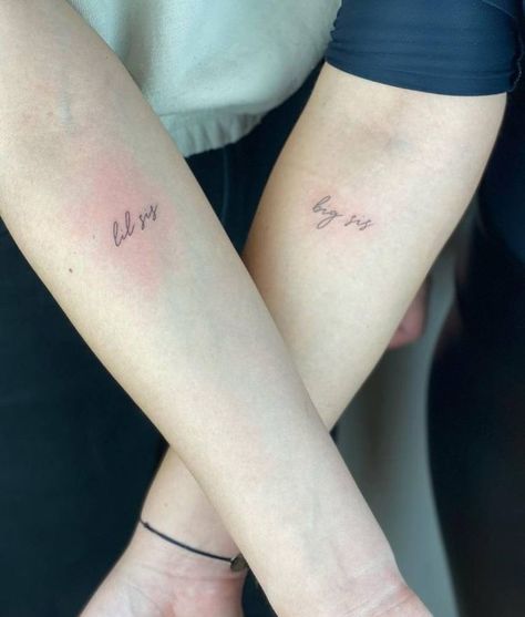 Sis Tattoo Ideas, Sis Tattoo, Symbole Tattoo, Maching Tattoos, Cousin Tattoos, Small Sister Tattoos, Twin Tattoos, Sisters Tattoo, Small Matching Tattoos