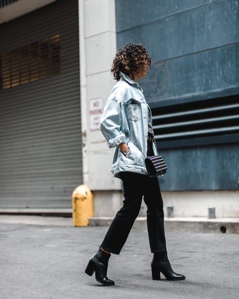 Oversized denim jean jacket in a light wash paired with black cropped jeans and point toe boots. Light Jean Jacket Outfit, Oversized Black Denim Jacket Outfit, Denim Jacket With Black Jeans, Oversized Jean Jacket Outfit, Japan Summer Outfit, Black Denim Jacket Outfit, Oversized Denim Jacket Outfit, Point Toe Boots, Black Cropped Jeans