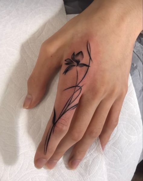 Lily Finger Tattoo, Thumb Flower Tattoo, Lily Hand Tattoo, Flower Hand Tattoos For Women, Finger Flower Tattoo, Tattoo Idea Flower, Flower Finger Tattoo, Thumb Tattoo, Stargazer Lily Tattoo