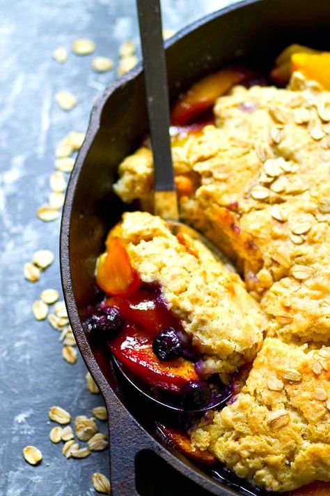 Dessert for breakfast IS a thing when you throw together this totally summery breakfast peach blueberry oatmeal cobbler! Serve it piping hot with big piles of vanilla yogurt. Oatmeal Cobbler, Almond Flour Oatmeal, Breakfast Peach, Peach Blueberry Cobbler, Greek Yogurt Oatmeal, Cobbler Crust, Mouthwatering Desserts, Dessert For Breakfast, Cobbler Topping