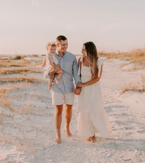 Beach Family Photos Film, Family Beach Pictures Poses, Family Beach Pictures Outfits, Beach Photoshoot Family, Photo Bb, Beach Picture Outfits, Family Beach Session, Fam Pics, Beach Photography Family