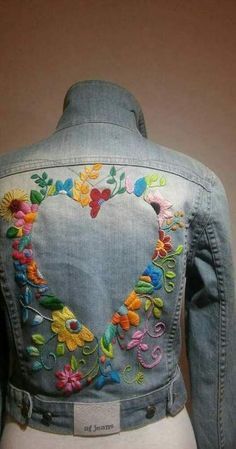 Denim Jacket Embroidery, Embroidery Jeans Jacket, Boho Mode, Moda Denim, Denim Embroidery, Sewing Projects Clothes, Denim Ideas, Pola Sulam, Denim Crafts