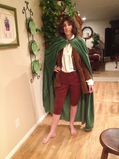 Frodo Halloween Costume, Simple Hobbit Costume, Frodo And Sam Costume, Frodo Baggins Cosplay, Frodo Outfit, Hobbit Halloween Costumes, Female Hobbit Costume, Hobbit Attire, Female Gandalf