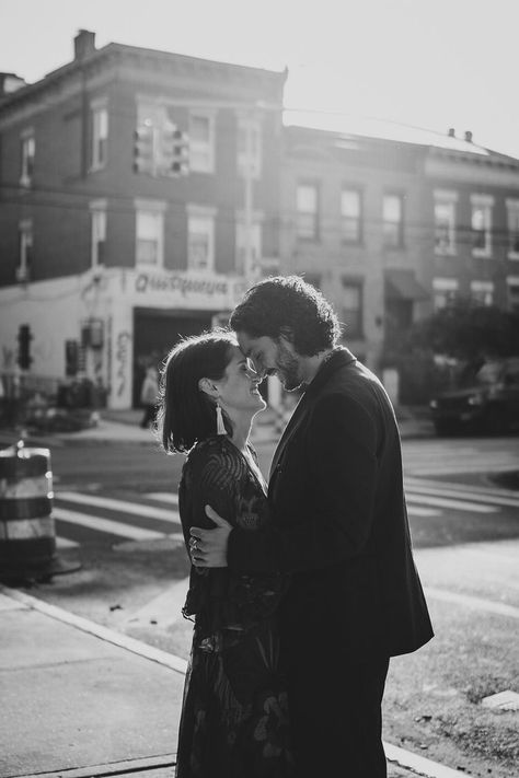 Black White Couple Photography, Vintage City Photoshoot, Urban Photography Couple, Couple Street Photography Ideas, Urban Couple Shoot, City Couple Shoot, Street Couple Photoshoot, Couple City Photoshoot, Couple Photoshoot Poses Natural