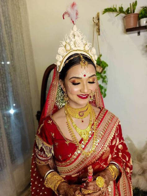 Bengali Bride Ashirbad Look, Bridal Bengali Look, Bengali Bride Kalka Design, Modern Bengali Bride, Bengali Bride Traditional Look, Bengali Wedding Look, Bengali Blouse, Bengali Bridal Look, Kolka Design