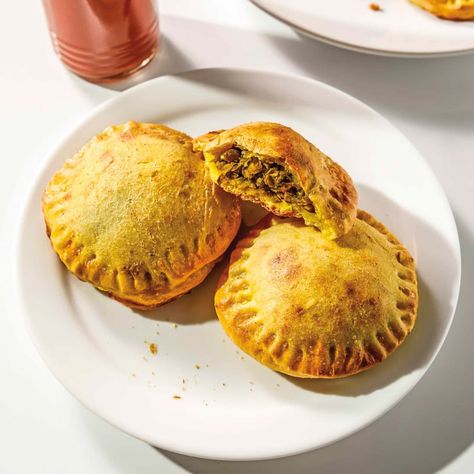 Enjoy a tasty and delicious meal with your loved ones. Learn how to make Spicy lentil patties & see the Smartpoints value of this great recipe. Jamaican Patties, Lentil Patties, Jamaican Curry Powder, Jamaican Beef Patties, Jamaican Patty, Spiced Lentils, Jamaican Curry, Green Lentils, Ww Recipes