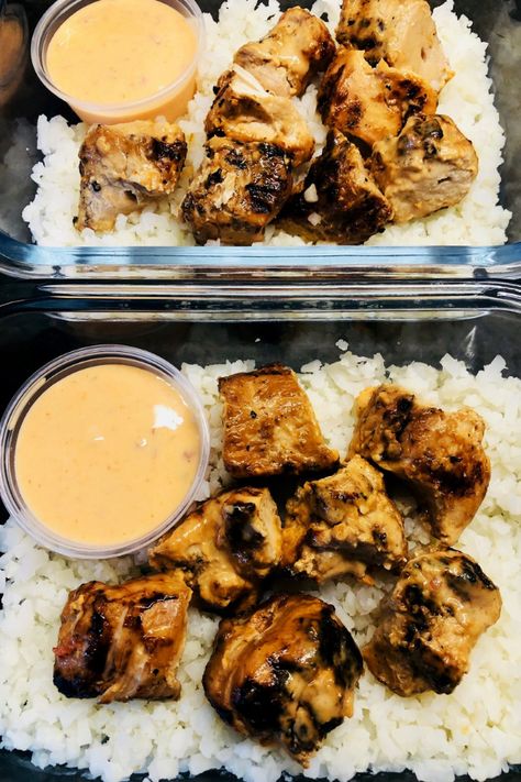 Bang Bang chicken over cauliflower rice with a light version of bang bang sauce for healthy meal prepping! #mealprep #mealplanning Bang Bang Chicken Meal Prep, Healthy Meal Prepping, Chicken Bowl Meal Prep, Rice Meal Prep, Bang Bang Sauce, Bang Bang Chicken, Thai Chili Sauce, Kabob Skewers, Chicken Bake