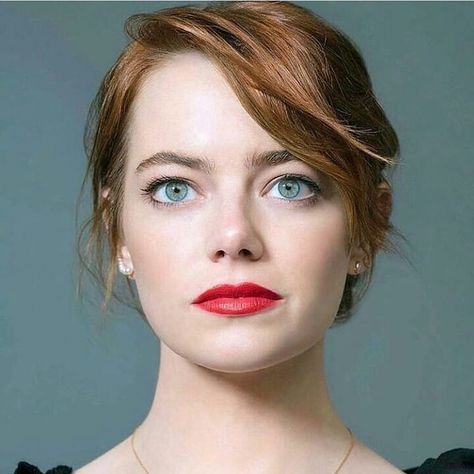 Emma Stone on Instagram: “she is my life, I do not know what to do without her. And then those fantastic eyes green❤❤❤❤❤ #emmastone” Emma Stone Eyes, Most Beautiful Eyes, Red Lipstick, Emma Stone, Neck Scarf, Silk Twill, 인물 사진, Beautiful Eyes, Lip Colors