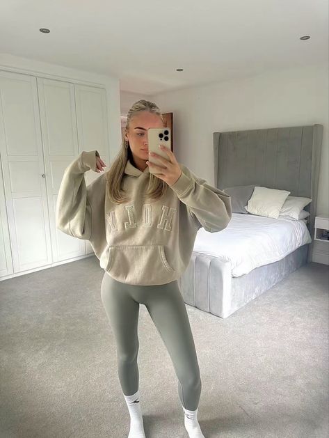 Gym Winter Outfits, Senior Breakfast Outfit, Winter Sweatpants Outfit, Navy Leggings Outfit, Legging Outfit Ideas, Styling Leggings, Blue Leggings Outfit, Breakfast Outfit, Flare Leggings Outfit