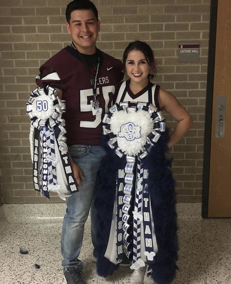 Navy blue, white, and silver! “Not Your Average Mum” handcrafted by Amanda Morse!! Garters Homecoming For Guys, School Spirit Week, Graduation Pic Ideas, Texas Homecoming Mums, Homecoming Garter, Homecoming Spirit, White Mums, Senior Overalls, Bff Halloween Costumes