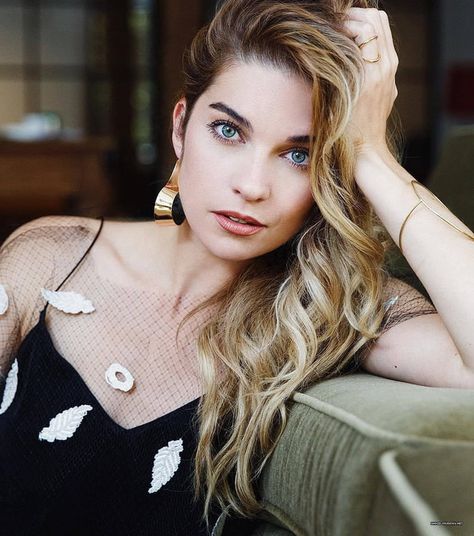 Annie Murphy (Alexis on Schitt Annie Murphy, Dan Levy, Alexis Rose, Bold Women, David Rose, Schitt's Creek, Schitts Creek, Brown Blonde Hair, Rose Hair