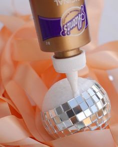 Bulb Craft, Festa Rock Roll, Motown Party, Soul Train Party, Ornament Inspiration, Diy Disco Ball, 70s Party Theme, 70s Theme Party, 80s Party Decorations