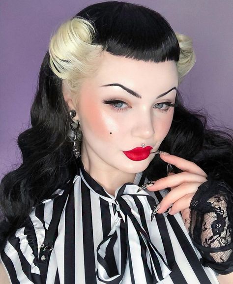 Bride Of Frankenstein Hair Color, Bride Of Frankenstein Hair Modern, Gothabilly Hair, Pinup Makeup Vintage, Gothabilly Makeup, Pinup Hairstyles, Psychobilly Hair, Gothabilly Fashion, Cabelo Pin Up