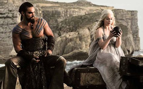 Jason Momoa and Emilia Clarke on G.O.T.- The Khal and Khaleesi's wedding feast. Catelyn Stark, Game Of Thrones Facts, Game Of Thrones Funny, Lisa Bonet, Jaime Lannister, Got Memes, Cersei Lannister, Gra O Tron, Xbox Game