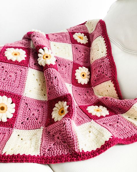 Gingham & Daisy Crochet Baby Blanket Pattern - PDF Digital Download Daisies Crochet, Granny Square Häkelanleitung, Crochet Flower Blanket, Plaid Crochet, Crochet Granny Squares, Blanket Flower, Crochet Baby Blanket Pattern, Crochet Baby Shoes Pattern, Confection Au Crochet