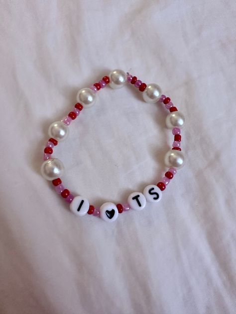 Taylor Swift Folklore Accessories, Red Aesthetic Bracelet, Eras Tour Friendship Bracelets Without E, Taylor’s Version Bracelet, Lover Era Bracelet Ideas, Eras Tour Friendship Bracelets Reputation, Eras Tour Friendship Bracelets 1989, Lover Eras Tour Bracelet, Taylor Swift Red Bracelet Ideas