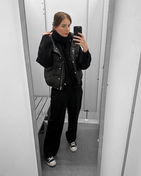 Elevating the athleisure game with an all-black ensemble! Bodywarmer for warmth, oversized knit for style, wide-leg trousers for comfort, and Converse All Stars for that timeless edge. 🖤 #SportyChic #AllBlackEverything #AthleisureStyle #ConverseLove #fashionforward Outfit details: Body warmer: H&M Alpaca wool knit: Arket Wide leg trousers: H&M Sneakers: Converse All Star Scarf: Acne Studios Star Scarf, Converse Outfits, Converse All Stars, Sneakers Converse, Outfits With Converse, All Black Everything, Oversize Knit, Athleisure Fashion, Body Warmer