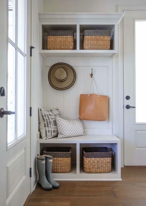 Casual meets elegance in this coastal style Florida home Small Cottage Interiors, Drop Zones, Mudroom Cubbies, Small Mudroom Ideas, Command Centers, Cottage Interior Design, Townhouse Interior, Mudroom Entryway, Mudroom Design