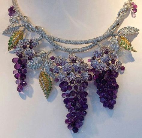 Jewelry Designer Blog. Jewelry by Natalia Khon: Jewellery masterpieces. Grape necklace by Van Cleef and Arples Grape Necklace, Royal Diamond, Grape Design, Van Cleef And Arpels Jewelry, Van Cleef And Arpels, Professional Jewelry, Fabulous Jewelry, I Love Jewelry, Choker Necklaces