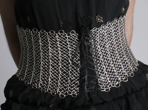 new look corset pattern | There are some other pictures of this, and of her in another costume ... Chain Mail Belt, Chain Maille Clothing, Chainmail Clothing Diy, Chainmail Corset, Crochet Chainmail, Chainmail Outfit, Chainmail Belt, Chainmail Diy, Wire Corset