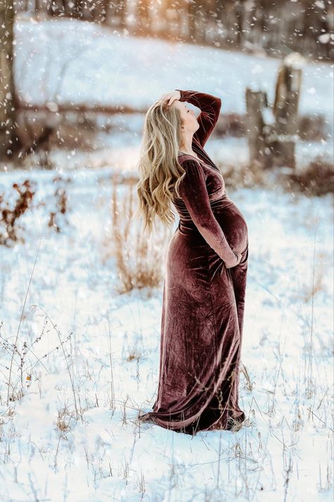 Maternity Christmas Pictures, Snow Maternity Photos, Winter Pregnancy Photoshoot, Winter Maternity Pictures, Winter Maternity Shoot, Maternity Photography Winter, Beach Maternity Pictures, Maternity Shoot Outfit, Maternity Picture Outfits