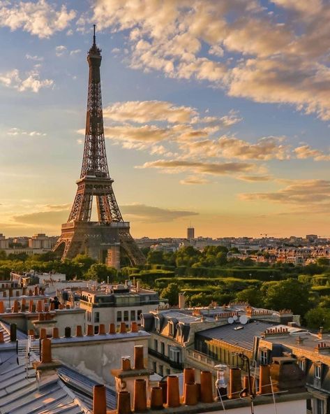 Top Honeymoon Destinations, Paris Honeymoon, Eiffel Tower At Night, City Paris, Honeymoon Locations, Picture Places, Paris Vacation, Paris Trip, Paris Love