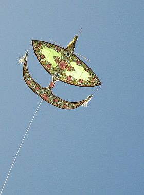 A large Wau Bulan in flight at the Adelaide Kite Festival. The Malaysian kite master and his wife had been invited to the event by the organizers. This kite flew steeper than many of the Deltas and Roks - and remained pretty stable on a simple 1-point bridle! Artistry and performance from kite technology that is hundreds of years old. Layang Layang Aesthetic, Multi Cultural Art, Flying Balloons, Cards Illustration, Flying Kites, Kite Making, The Kite Runner, Kite Designs, Wind Art