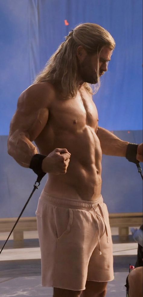 Chris Hemsworth Body, Chris Hemsworth Shirtless, Hemsworth Brothers, Chris Hemsworth Thor, Ripped Body, Liam Hemsworth, Muscular Men, Hot Actors, Shirtless Men