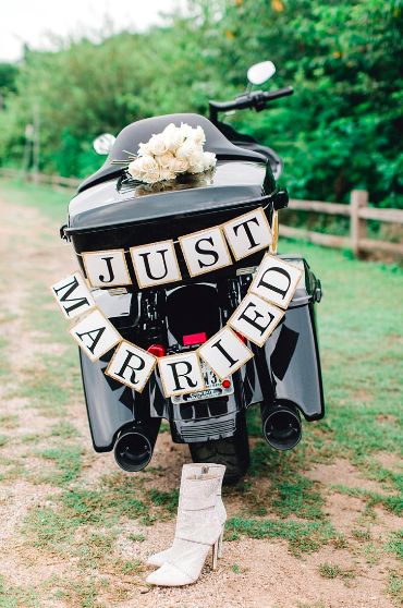 Biker Wedding Ideas for One Thrilling Ride | Bridal Shower 101 Harley Davidson Wedding Ideas, Leather And Lace Wedding, Themed Wedding Dresses, Motorcycle Wedding Pictures, Motorcycle Harley Davidson, Harley Davidson Wedding, Bike Wedding, Motorcycle Wedding, Just Married Sign