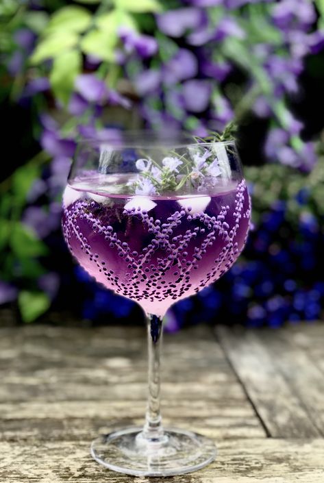 Pavilion - Large 24 Oz Hand Decorated Wine Glass - Featuring Removable Best Aunt Ever Tag - Great For Your Favorite Drink - Margaritas,  Gin, Champagne, Sangria And More Resort Cocktails, Champagne Sangria, Purple And Silver Wedding, Best Aunt Ever, Wine Glass Decor, Gin Glasses, Unique Gift Items, Best Aunt, Wedding Color Inspiration