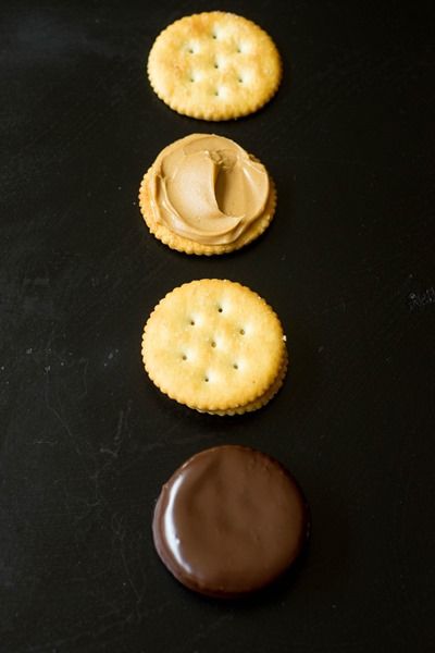 Chocolate Covered Peanut Butter Ritz Sandwiches!!! only 4 ingredients! Chocolate Covered Peanut Butter Ritz, Ritz Sandwiches, Noel Cookies, Ritz Cracker Recipes, Peanut Butter Cookie Bars, Peanut Butter Caramel, Dessert Oreo, Ritz Cracker, Butter Caramel