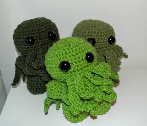 Free Crochet Pattern – The Mighty Cthulhu Amigurumi – STRINGS & THINGS Minion Crochet Patterns, Crochet Box Stitch, Crochet Ladybug, Stuff Toys, Minion Crochet, Crochet Octopus, Single Crochet Stitch, Crochet Stuff, Diy Crochet Projects