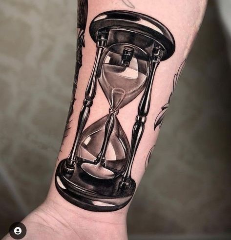 Hourglass Clock Tattoo Design, Realism Hourglass Tattoo, Sands Of Time Tattoo, Hourglass Tattoo Men, Sand Timer Tattoo, Sand Clock Tattoo, Hourglass Tattoo Design, Peter Pan Kostüm, Time Clock Tattoo