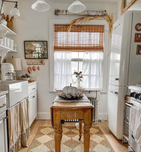 Kitchen Set Up Ideas, Small Kitchen Layout Ideas, Kitchen Ideas Layout, Vintage Drop Leaf Table, Small Kitchen Ideas Layout, White Kitchen Set, Stylish Small Kitchen, English Cottage Kitchens, Small Kitchen Layout