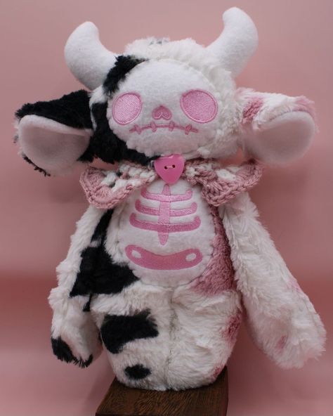 Gothic Stuffed Animals, Creepy Cute Animals, Customized Stuffed Animals, Creepy Cute Stuffed Animals, Creepy Cute Plushies, Creepy Stuffed Animals Diy, Weird Stuffed Animals, Gothic Plushies, Cute Animal Plushies