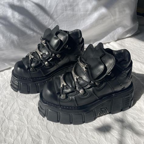 Chunky Alt Shoes, Alt Shoes Aesthetic, Big Chunky Shoes, New Rock Shoes Outfit, Black Chunky Shoes, New Rock Shoes, Alt Shoes, Grunge Outfits Winter, Y2k Boots