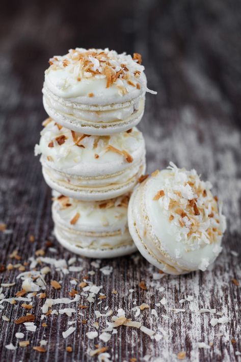 Toasted Coconut Macarons, Key Lime Macarons, Lime Macarons, Macaroon Filling, Coconut Macaron, Lime Curd, Baking Stuff, Macaron Recipe, French Macarons