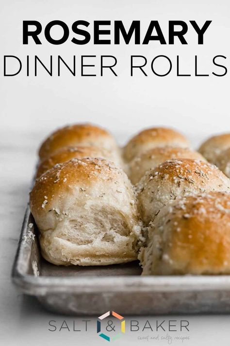 These rosemary garlic and parmesan dinner rolls are easy to make and so yummy. These homemade rolls are light, fluffy and perfect for any dinner or lunch. These are the best dinner rolls for Thanksgiving, Christmas or Sunday dinners. Parmesan Dinner, Dinner Roll Recipe, Thanksgiving Rolls, Thanksgiving Bread, Food Thanksgiving, Babka Recipe, Unique Dinner, Dinner Roll, Rosemary Garlic