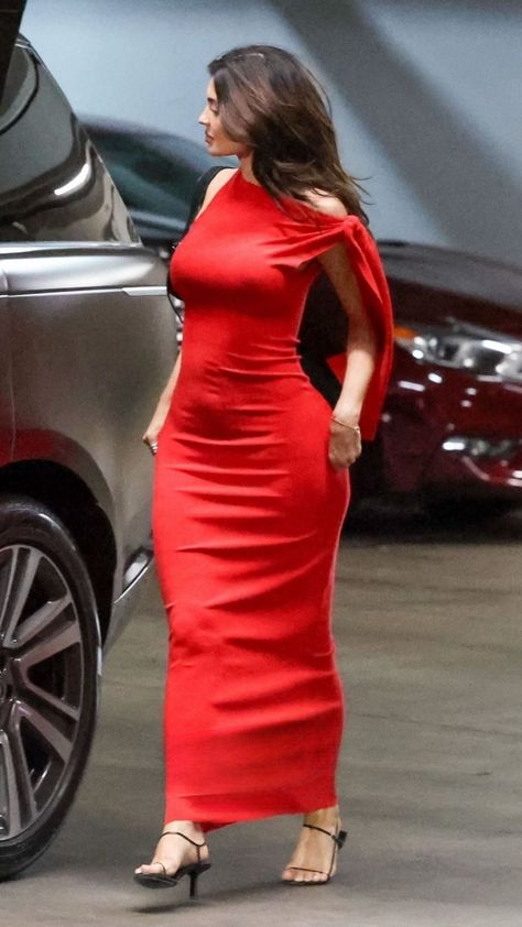 Kylie Jenner Red Dress, Kily Jenner, Kylie Jenner News, Looks Kylie Jenner, Kylie Jenner Photos, Kylie Jenner Pictures, Chic Clothing Style, Kylie Jenner Look, Kylie Jenner Outfits