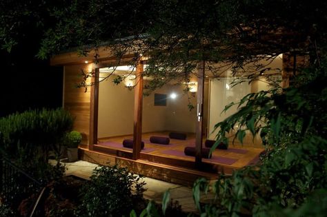 Home Yoga Studio Design Backyard Yoga Studio, Yoga Shed, Outdoor Yoga Space, Outdoor Yoga Studio, Backyard Yoga, Summer House Inspiration, Garden Yoga, Yoga Garden, Garden Video