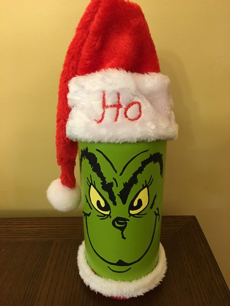 Grinch Centerpieces Diy, Christmas Wine Bottle Crafts Diy, Diy Christmas Crafts To Sell, Wine Bottle Crafts Christmas, Grinch Crafts, Grinch Decorations, Hand Painted Wine Bottles, Christmas Props, Grinch Christmas Decorations