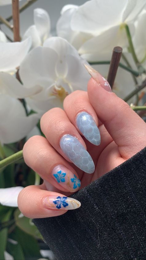 Blue Hibiscus Flower Nails, Blue French Tip With Hibiscus Flower, Blue Nails Hibiscus, Blue Hawaiian Flower Nails, Gold Swirl Nails, Blue Nail Flower, Pool Water Nails, Blue Nails Summer, Nails Hibiscus