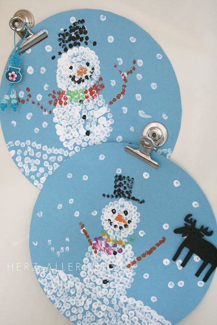 Snowman Globe Q-Tip paintings Q Tip Painting, Winter Classroom, Winter Kindergarten, Winter Preschool, Christmas School, 12 December, Kindergarten Art, Q Tip, Groundhog Day