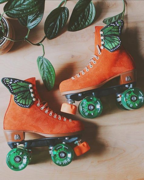 Roller Skate on Instagram: “@lunasibai_ skate setup 🌿 This color combo is beautiful. • #rollerskate #rollerskater #rollerskating #rollerskatewings…” Orange Roller Skates, Roller Skate Setup, Neon Roller Skates, Roller Skate Storage, Pretty Roller Skates, Roller Skate Design Ideas, Roller Skate Decor, Roller Skate Decorating Ideas, Customized Roller Skates