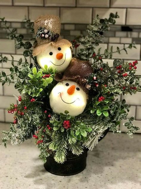 Snowman Arrangements, Snowman Centerpiece Ideas, Christmas Decorations Centerpiece, Christmas Centers, Christmas Flower Arrangements, Christmas Floral Arrangements, Country Christmas Decorations, Christmas Centerpieces Diy, Diy Christmas Decorations Easy