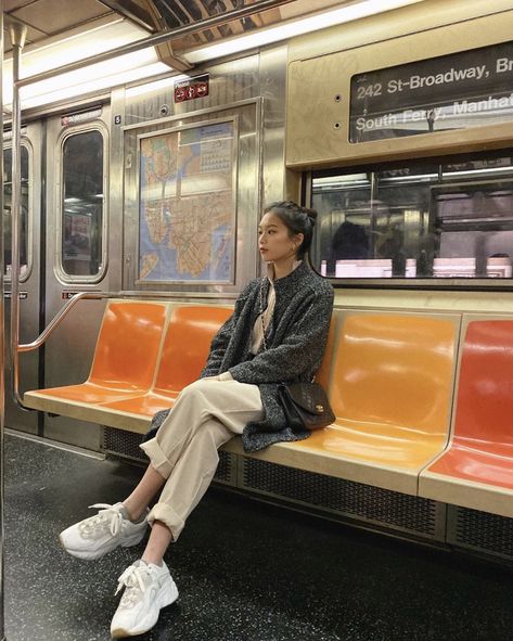 School Poses, New York City Pictures, Ny Outfits, City Summer, New York Outfits, Photo Recreation, Subway Surfers, New York Aesthetic, City Pictures