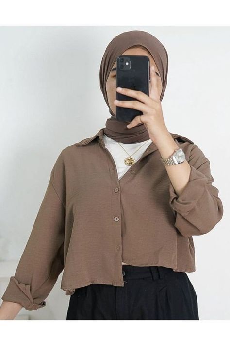 Ootd Kemeja Crinkle Crop Hijab Kulot Crinkle, Ootd Kulot, Cropped Outfits, Ootd Simple, Outfits Hijab, Simple Hijab, Casual Hijab, Hijab Ootd, Casual Hijab Outfit